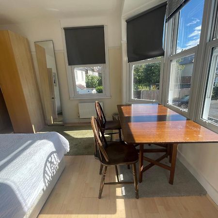 Room With Private Bathroom And Shared Kitchen Londra Esterno foto