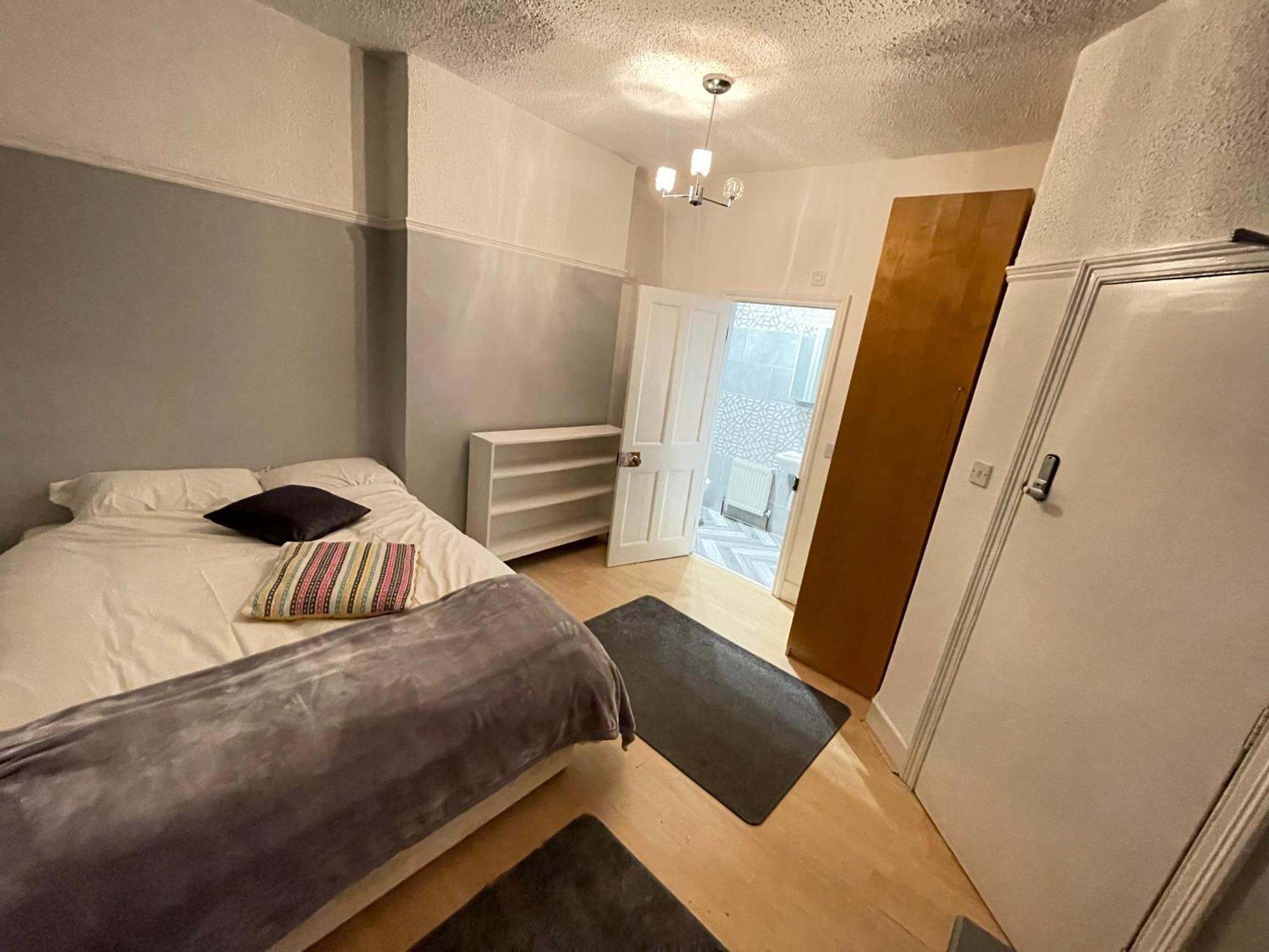 Room With Private Bathroom And Shared Kitchen Londra Esterno foto