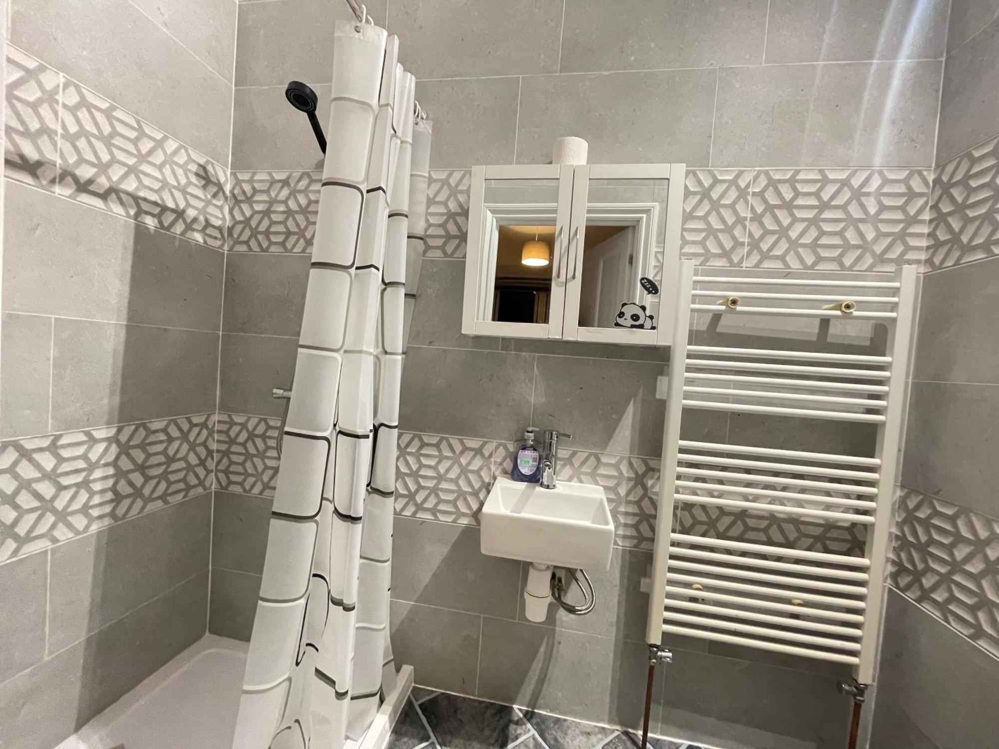 Room With Private Bathroom And Shared Kitchen Londra Esterno foto