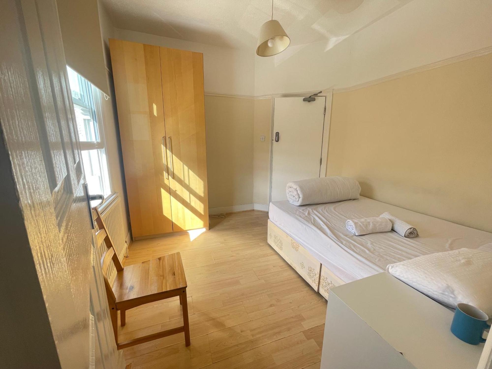 Room With Private Bathroom And Shared Kitchen Londra Esterno foto