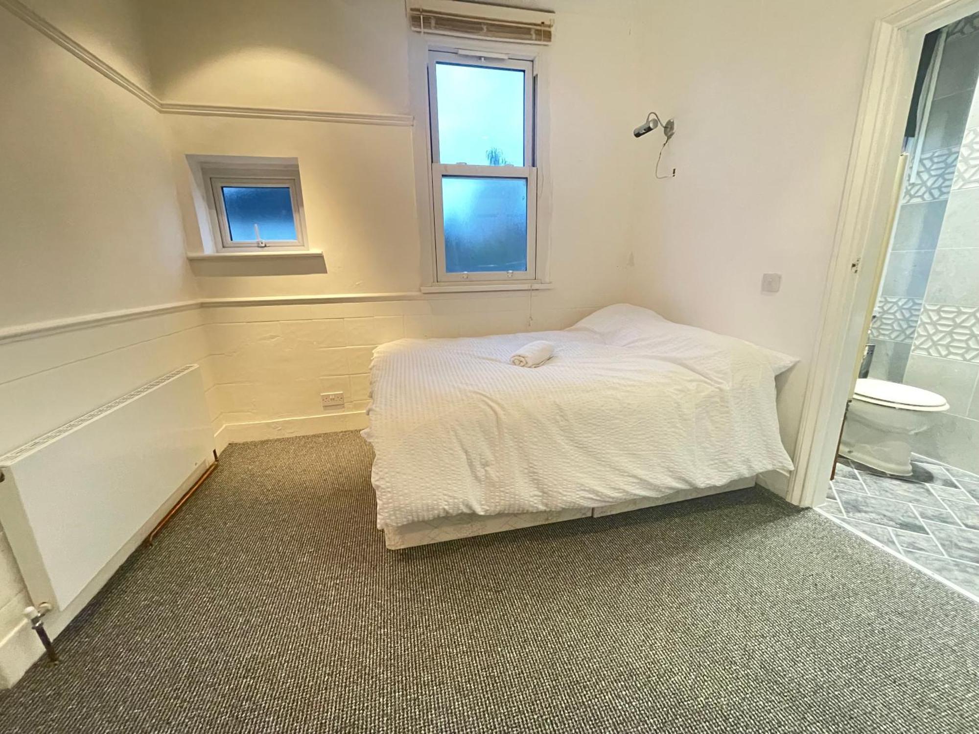 Room With Private Bathroom And Shared Kitchen Londra Esterno foto