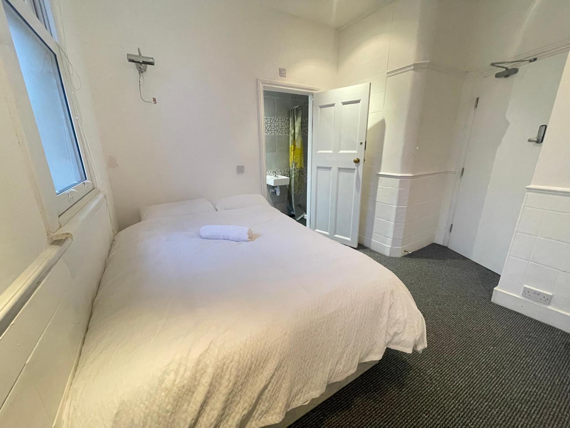 Room With Private Bathroom And Shared Kitchen Londra Esterno foto