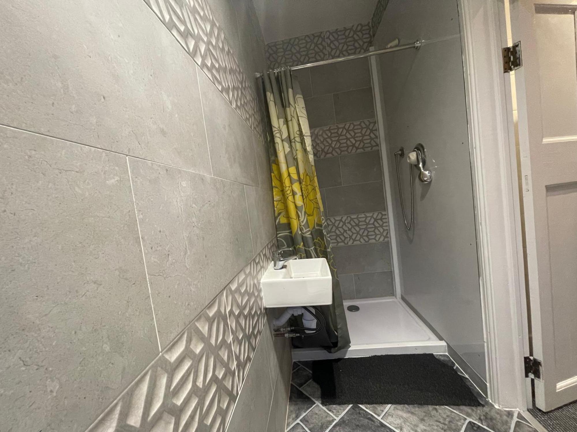 Room With Private Bathroom And Shared Kitchen Londra Esterno foto