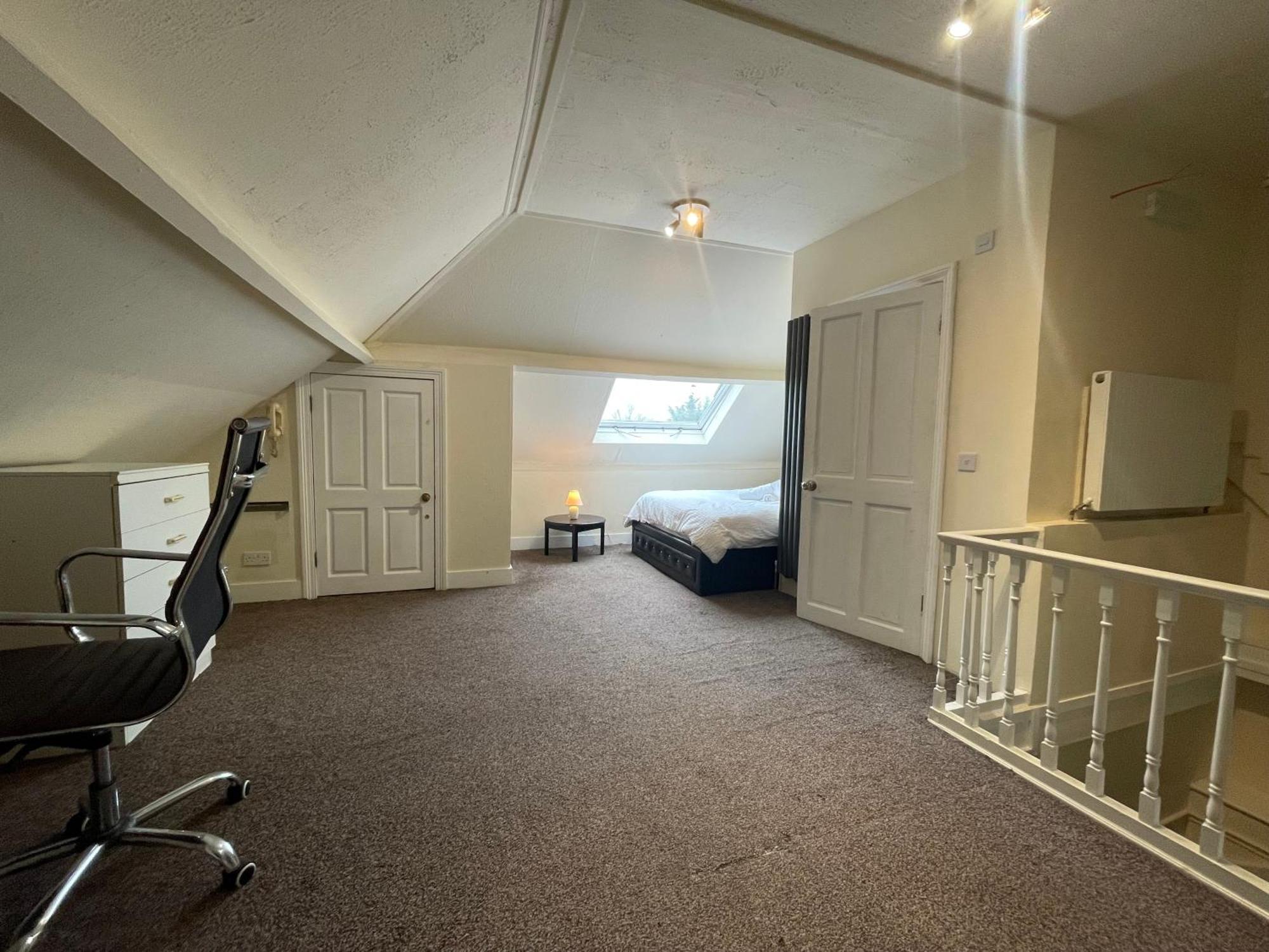 Room With Private Bathroom And Shared Kitchen Londra Esterno foto