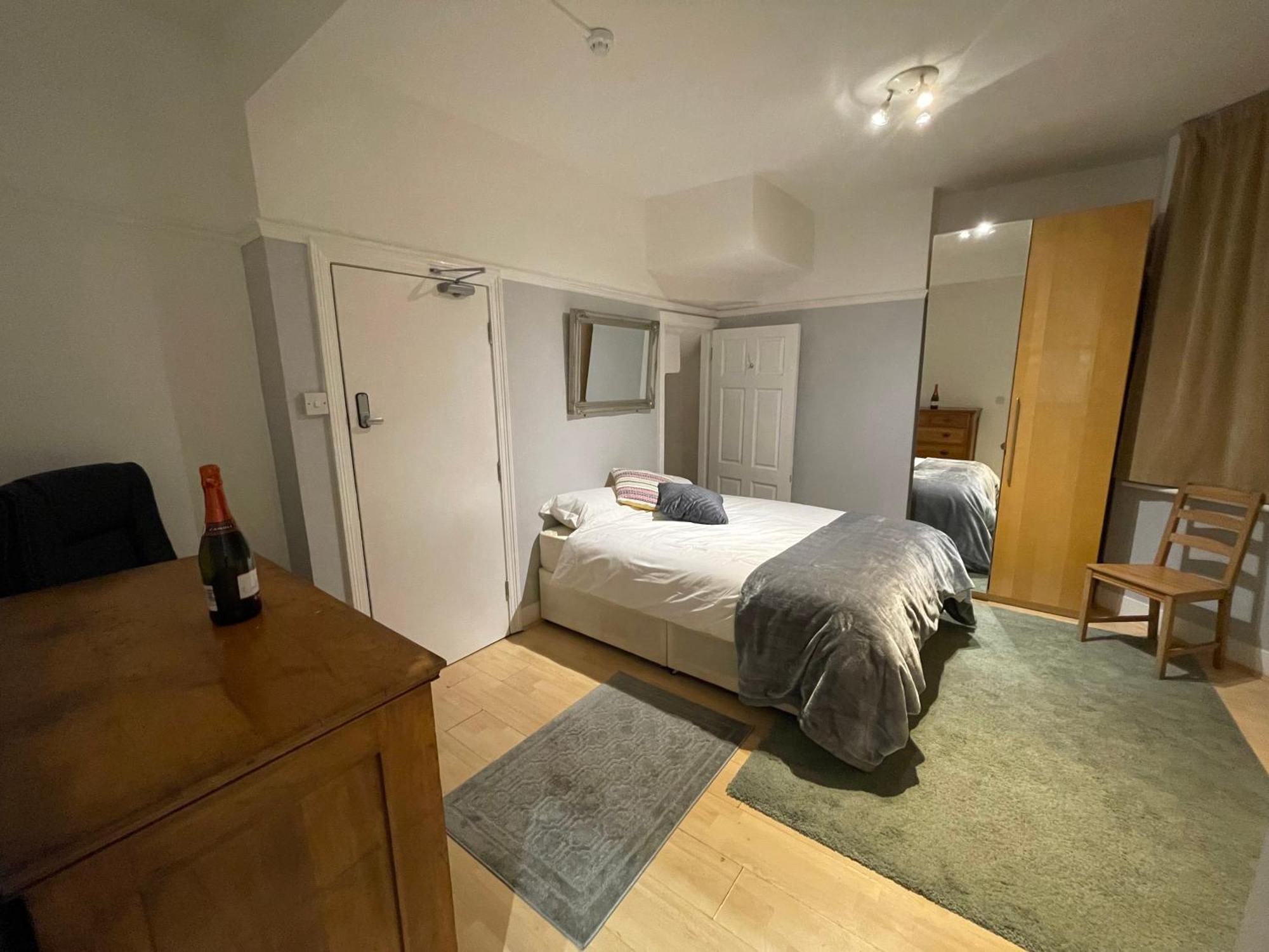 Room With Private Bathroom And Shared Kitchen Londra Esterno foto