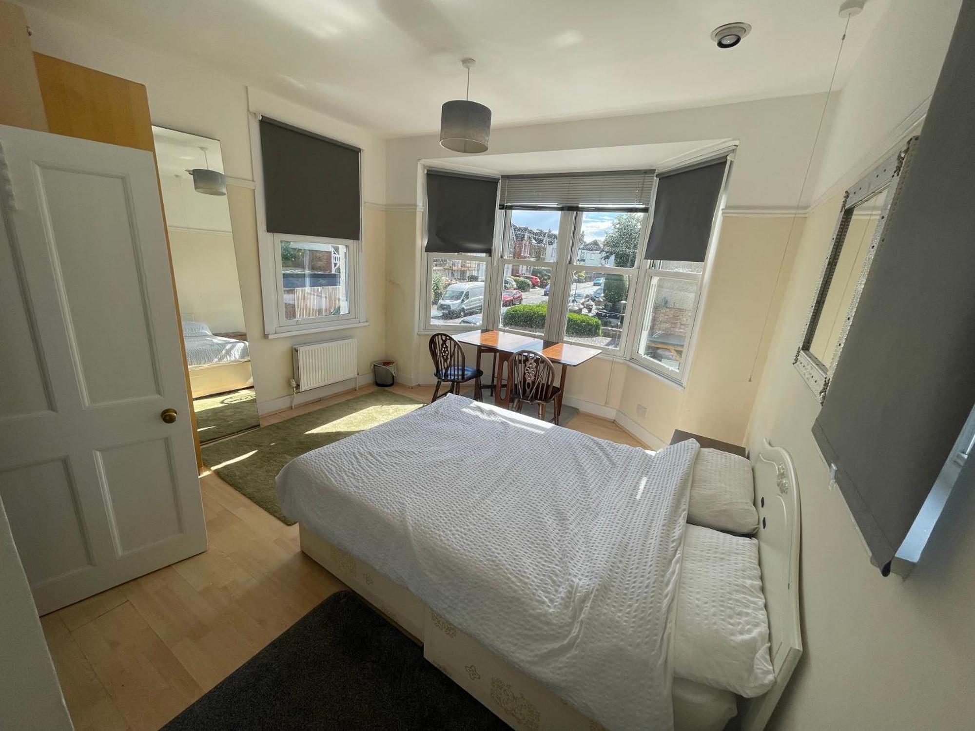 Room With Private Bathroom And Shared Kitchen Londra Esterno foto